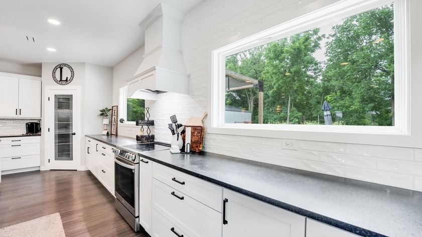 Charming kitchen alert! Class-4 shingles, renovated 4 years ago - photo 22