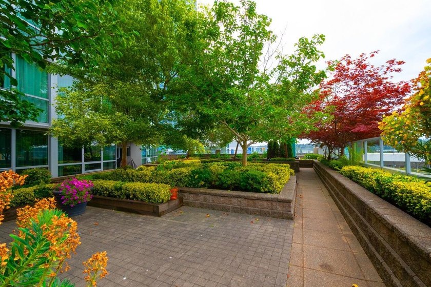 Welcome to InterUrban! This bright northwest corner home offers - photo 32