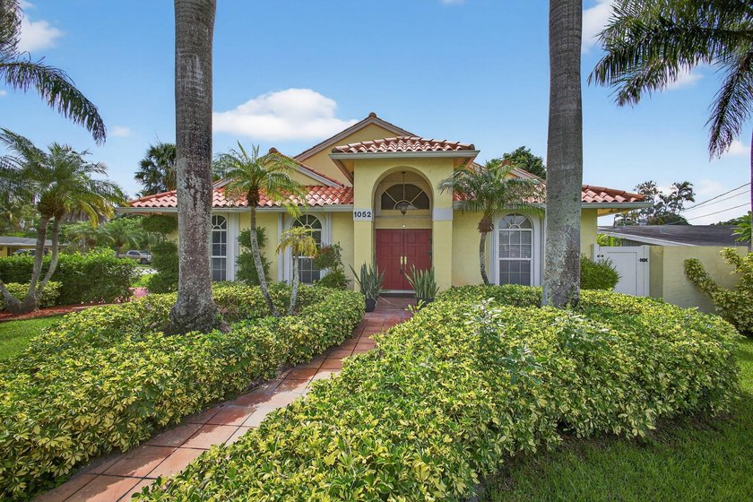 Welcome to this beautifully maintained three-bedroom, two-bath - photo 2