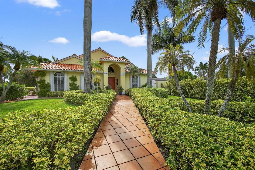 Welcome to this beautifully maintained three-bedroom, two-bath - photo 3