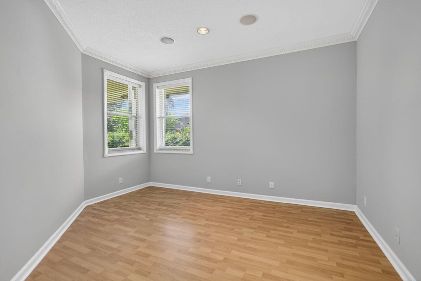 Welcome to this beautifully maintained three-bedroom, two-bath - photo 9