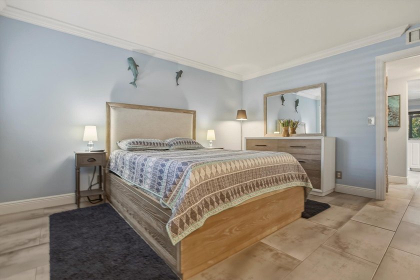 Make this beautifully updated and tastefully decorated 1-bedroom - photo 11