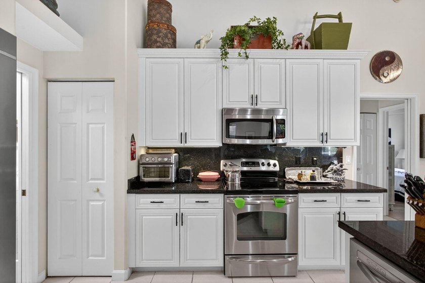 Located on a cul-de-sac lot in Heritage Oaks. This single story - photo 26