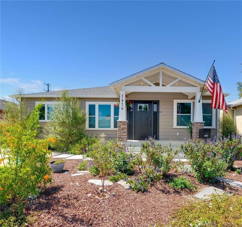 Beautifully updated single-story home offering three bedrooms - photo 2