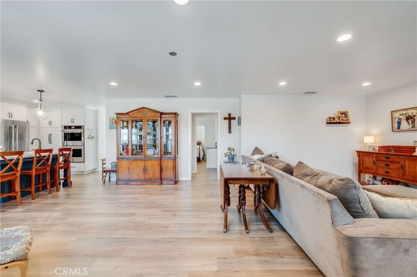 Beautifully updated single-story home offering three bedrooms - photo 4