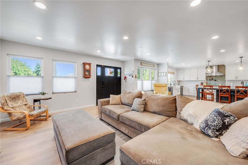 Beautifully updated single-story home offering three bedrooms - photo 6