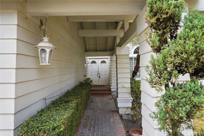Welcome to this beautiful four-bedroom, three-bathroom home with - photo 3