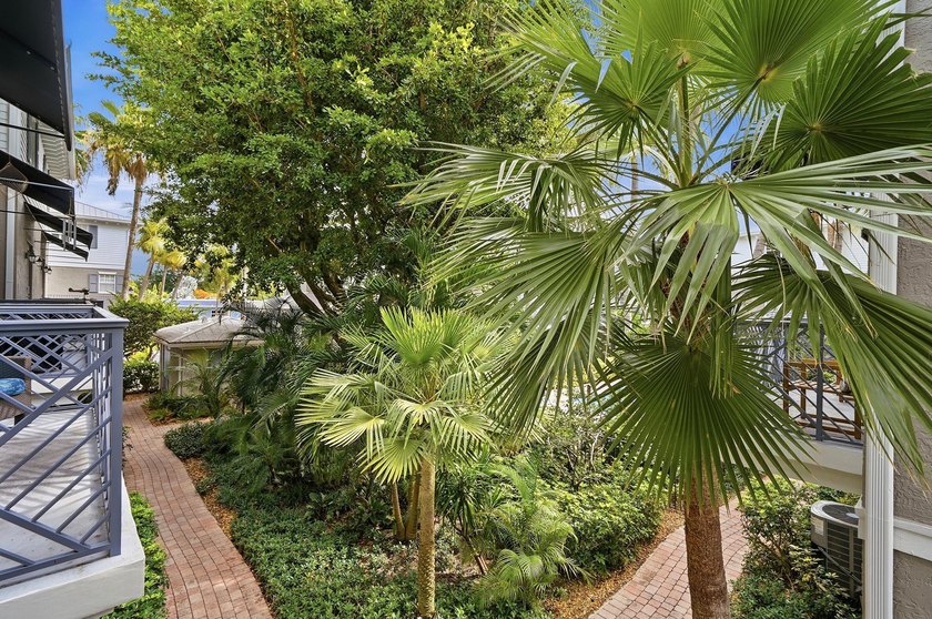 Rare 4-bedroom, 4-bath tri-level townhome in Belle Isle, one of - photo 25