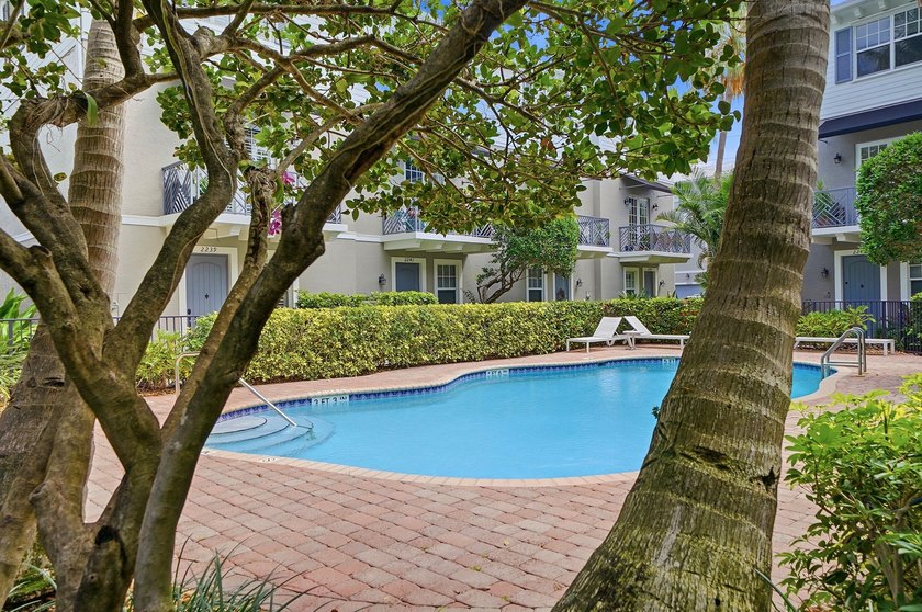 Rare 4-bedroom, 4-bath tri-level townhome in Belle Isle, one of - photo 42