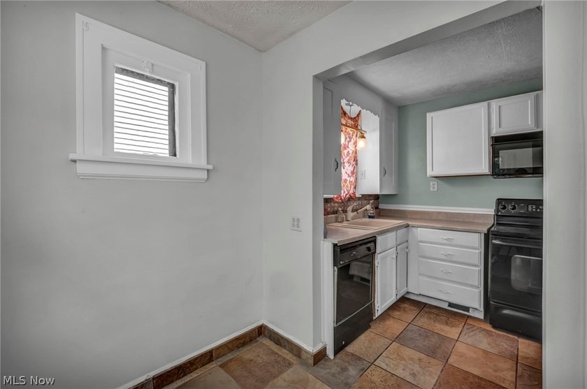 Welcome home to this charming and beautifully updated three - photo 17