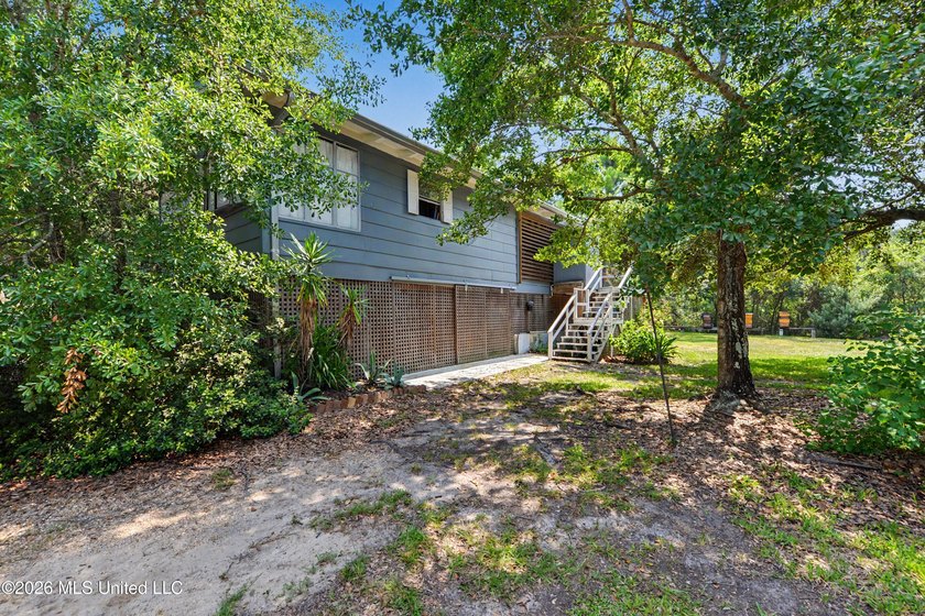 Welcome to this one-of-a-kind waterfront retreat where custom - photo 34