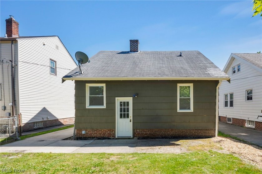 Welcome home to this charming and beautifully updated three - photo 37