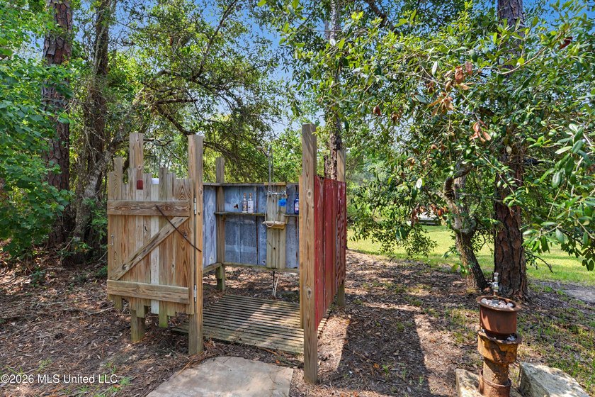 Welcome to this one-of-a-kind waterfront retreat where custom - photo 41