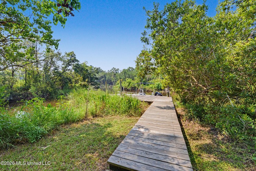 Welcome to this one-of-a-kind waterfront retreat where custom - photo 42