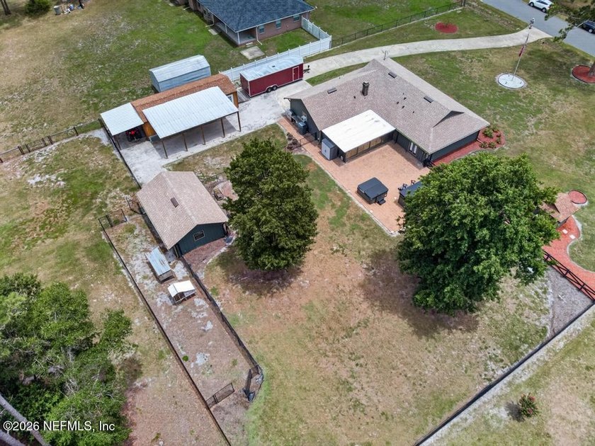Welcome to your own private retreat! Set on a spacious 1.33-acre - photo 46