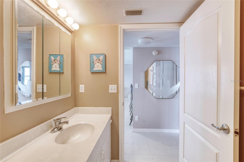 Perched on the 20th floor of Oceans Eight, this exquisite - photo 32