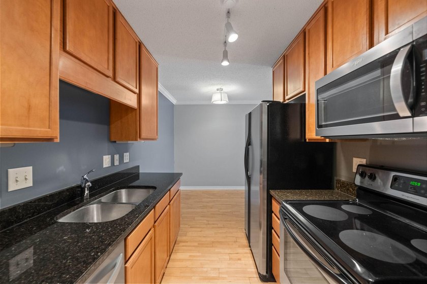 Nestled next to Market Plaza and steps from Bde Maka Ska, 1BR - photo 8