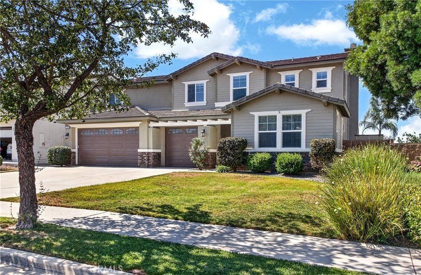 Welcome to this stunning turnkey home in the highly sought-after - photo 2