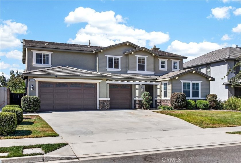 Welcome to this stunning turnkey home in the highly sought-after - photo 4