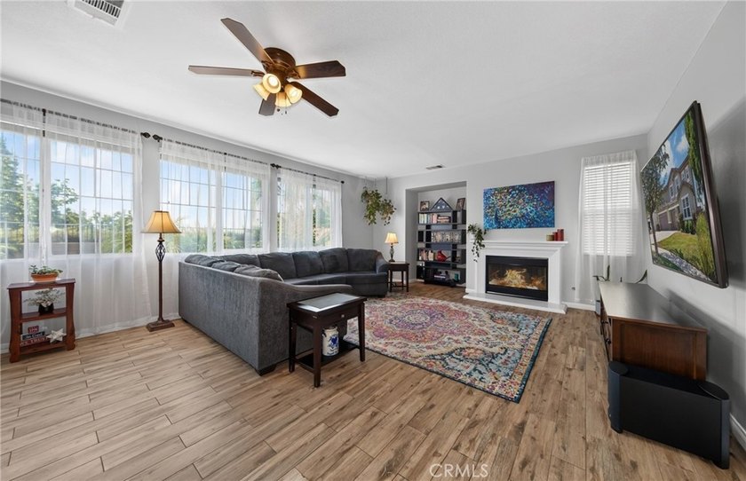 Welcome to this stunning turnkey home in the highly sought-after - photo 9