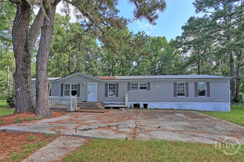 Investor opportunity in Midway! This large, 4 bedroom, 2 - photo 2