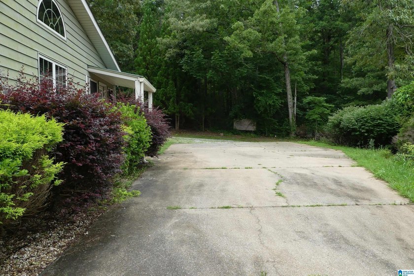 This is a spacious home with 13.55 acres with unlimited rental - photo 5