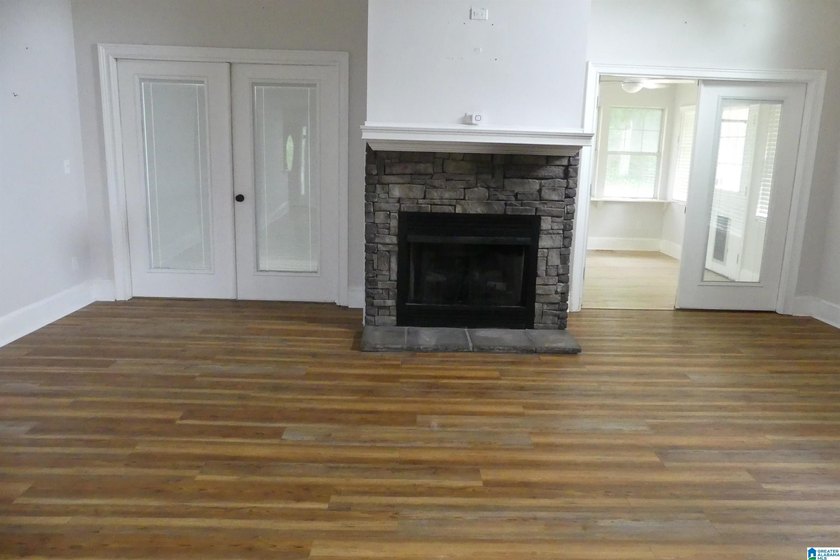 This is a spacious home with 13.55 acres with unlimited rental - photo 8
