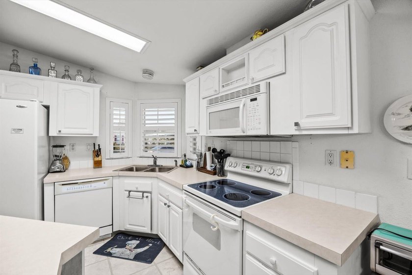 Say hello to seasonal or full time living in this furnished 2 - photo 9