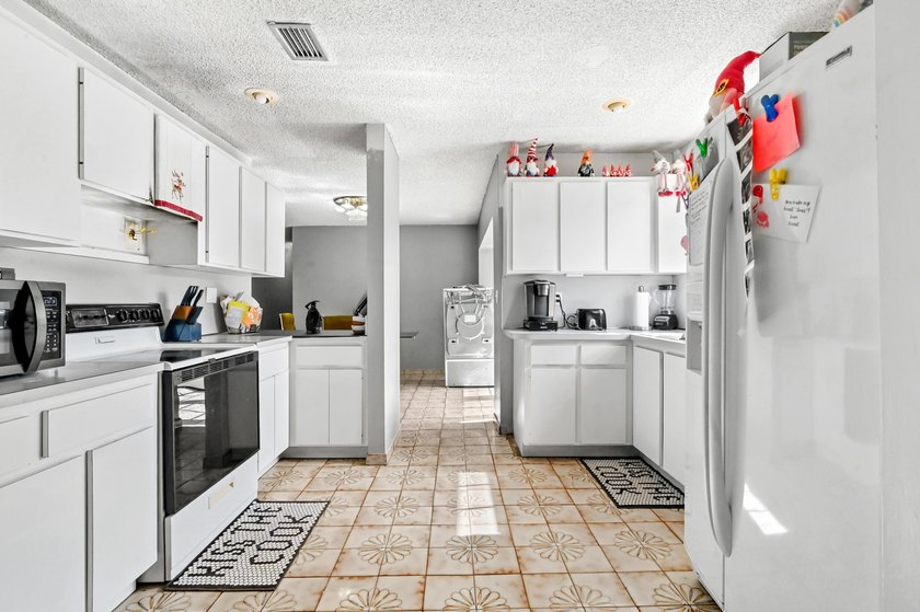 Welcome to this single-story residence located in the Coral - photo 11
