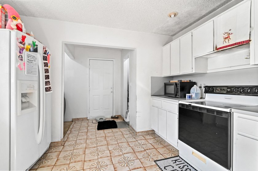 Welcome to this single-story residence located in the Coral - photo 12