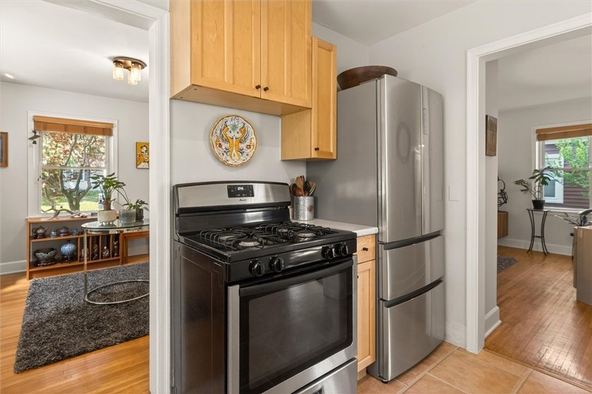 Welcome to 34 Seacliffe Road, Irondequoit! This charming - photo 14