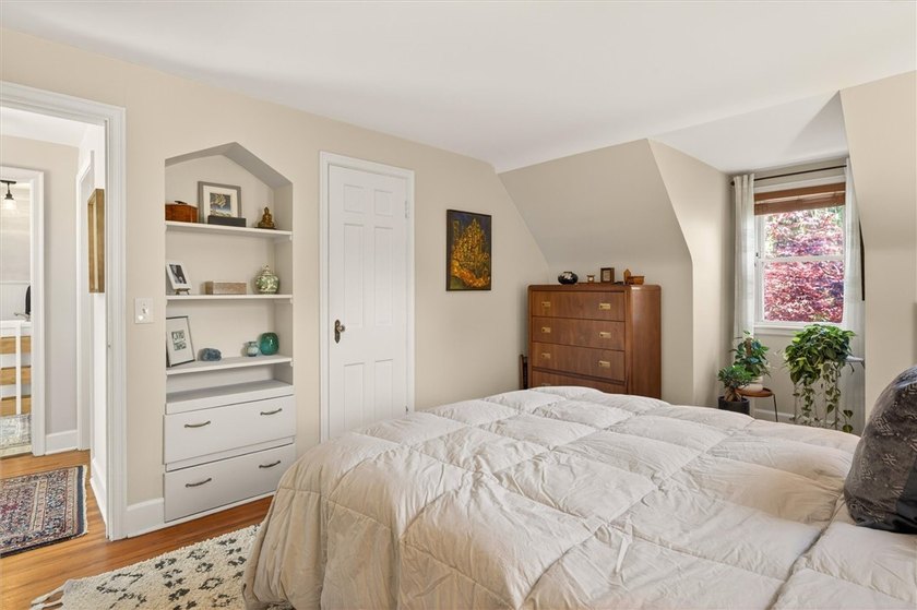 Welcome to 34 Seacliffe Road, Irondequoit! This charming - photo 16
