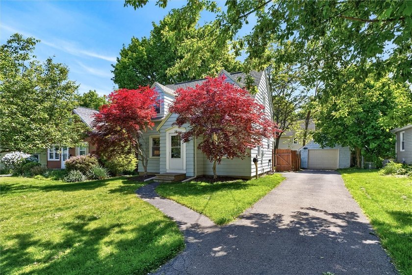 Welcome to 34 Seacliffe Road, Irondequoit! This charming - photo 27