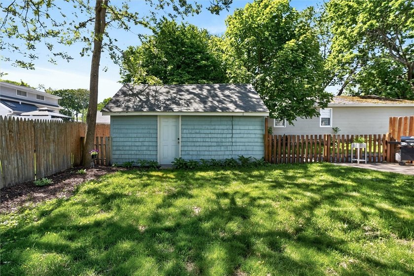 Welcome to 34 Seacliffe Road, Irondequoit! This charming - photo 31