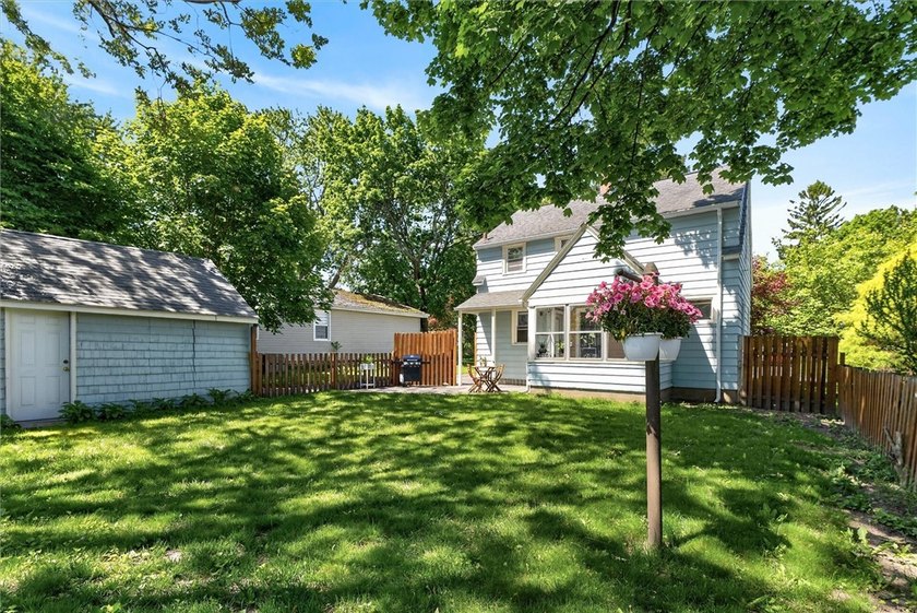 Welcome to 34 Seacliffe Road, Irondequoit! This charming - photo 32