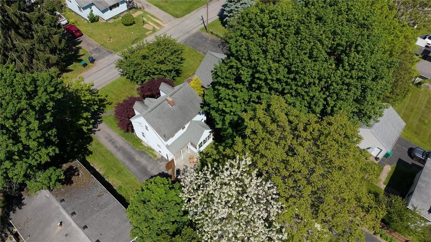 Welcome to 34 Seacliffe Road, Irondequoit! This charming - photo 33