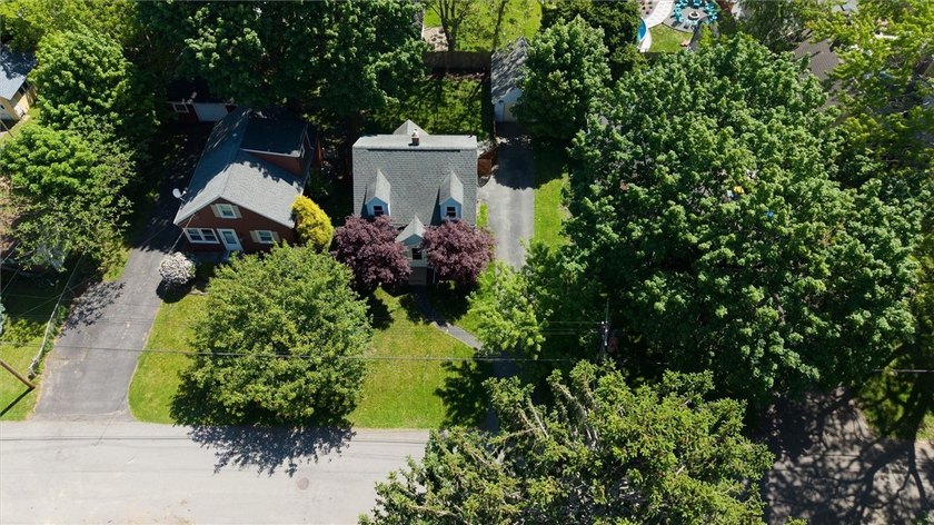 Welcome to 34 Seacliffe Road, Irondequoit! This charming - photo 34