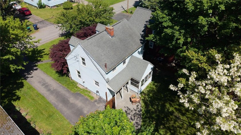 Welcome to 34 Seacliffe Road, Irondequoit! This charming - photo 35