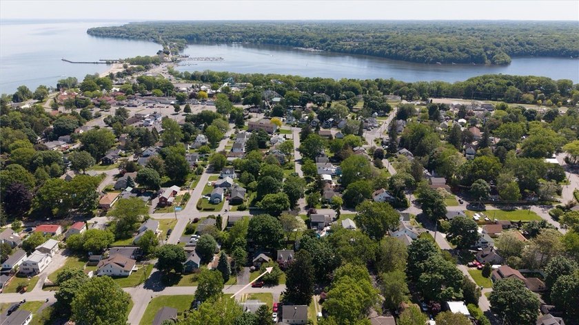 Welcome to 34 Seacliffe Road, Irondequoit! This charming - photo 37