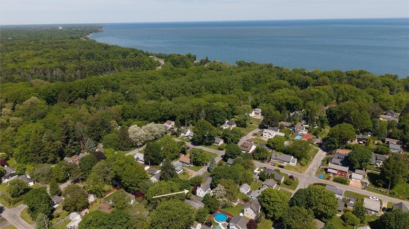 Welcome to 34 Seacliffe Road, Irondequoit! This charming - photo 38