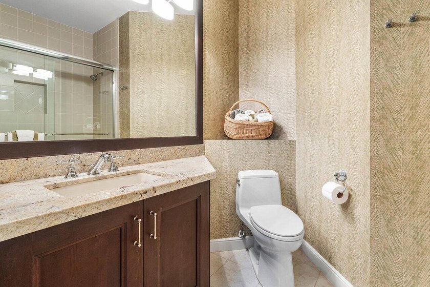 Beautiful 3 BD, 2.5 BA residence situated on a quiet street in - photo 16