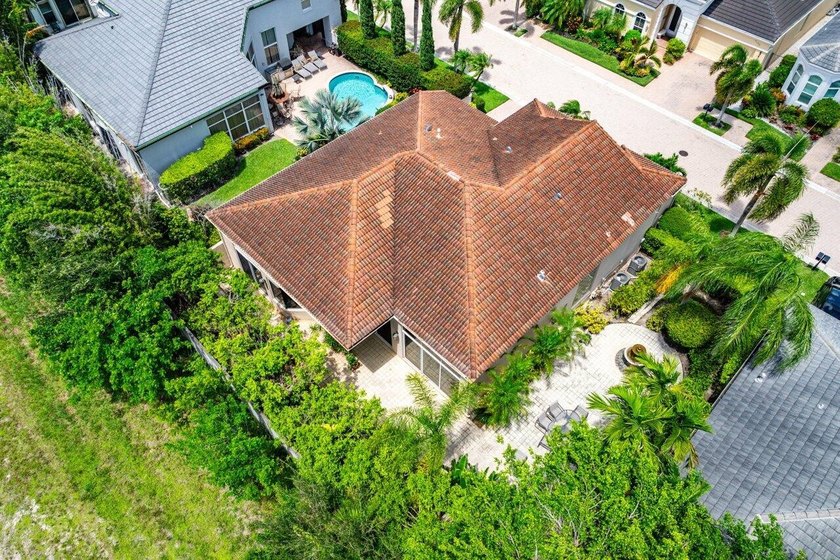 Beautiful 3 BD, 2.5 BA residence situated on a quiet street in - photo 23