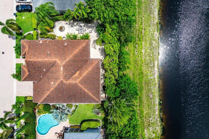 Beautiful 3 BD, 2.5 BA residence situated on a quiet street in - photo 24