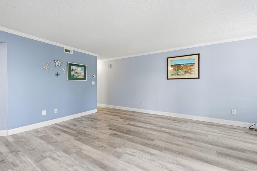Welcome to Golf Glenn Villas! This inviting 2 bedroom, 2 bath - photo 13