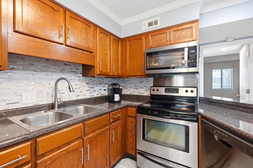 Welcome to Golf Glenn Villas! This inviting 2 bedroom, 2 bath - photo 18