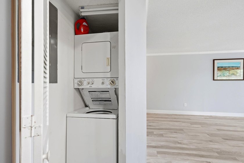 Welcome to Golf Glenn Villas! This inviting 2 bedroom, 2 bath - photo 22