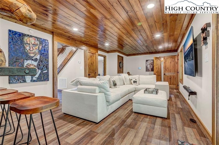 Nestled under the peaks of Sugar Mountain is this 3 bedroom, 3.5 - photo 6