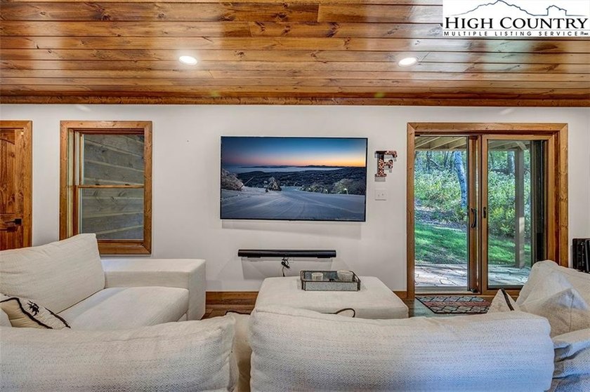 Nestled under the peaks of Sugar Mountain is this 3 bedroom, 3.5 - photo 8