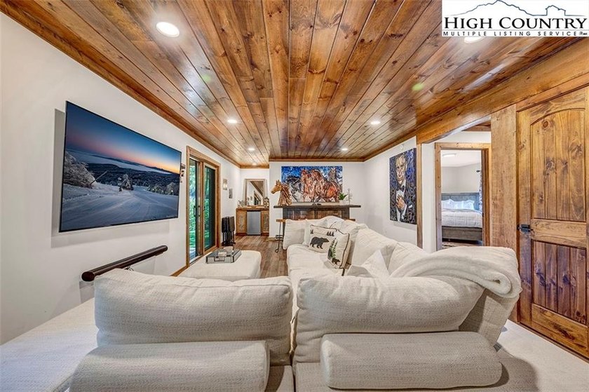 Nestled under the peaks of Sugar Mountain is this 3 bedroom, 3.5 - photo 9