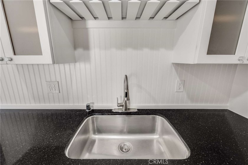 Welcome to 3565 Linden ave where a fully updated 2-bedroom and - photo 4